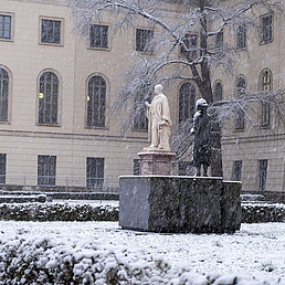 HU-Hauptgeb?ude im Schnee Blick in den Ehrenhof im Winter mit Schnee. Zu sehen sind die Denkm?ler von Rhoda Erdmann und Hermann von Helmholtz, die von Schnee bedeckt sind.